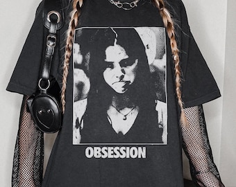 Camiseta vintage OBSESSION, camiseta com estampa da Nikki franzindo a testa, camiseta de terror gótico