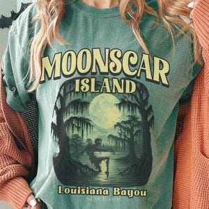 Camiseta Moonscar Island: Camiseta grande de Halloween com desenho retrô, camiseta unissex com cores confortáveis e nostalgia dos anos 90 no Louisiana Bayou