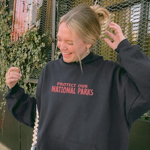 Sudadera con capucha vintage de parques nacionales de críptidos UNSX de los 90, sudadera para proteger nuestros parques, camping y senderismo, camiseta retro Wanderlust, sudadera con capucha de criaturas fantásticas imagen 2