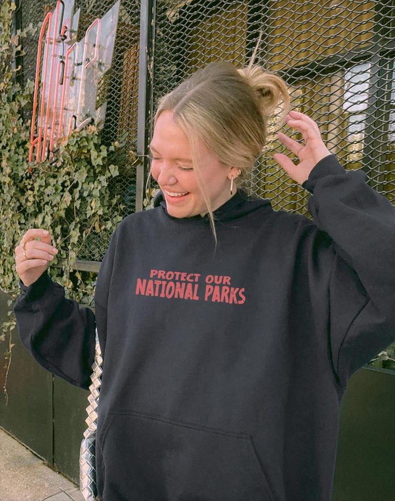 Sudadera con capucha vintage de parques nacionales de críptidos UNSX de los 90, sudadera para proteger nuestros parques, camping y senderismo, camiseta retro Wanderlust, sudadera con capucha de criaturas fantásticas imagen 2