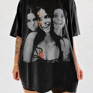 Camiseta Retro Nikki Obsession, Camiseta Comfort Colors Obsession com Estampa Gráfica de Filme de Terror, Presente Unissex para Mulheres e Homens imagem 3