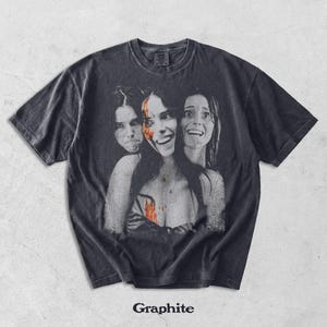 Camiseta Retro Nikki Obsession, Camiseta Comfort Colors Obsession com Estampa Gráfica de Filme de Terror, Presente Unissex para Mulheres e Homens Graphite