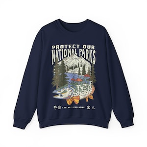 Sudadera unisex de los Parques Nacionales de los 90, camiseta de chica granola, jersey con el lema "Respeta la fauna local", ropa de senderismo y acampada, camiseta Wanderlust imagen 8