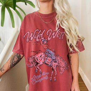 Camiseta retro del Viejo Oeste, camiseta gráfica del Oeste, camiseta de concierto country extragrande, colores cómodos, ropa del Oeste, camiseta de vaquera de moda, estética Crimson