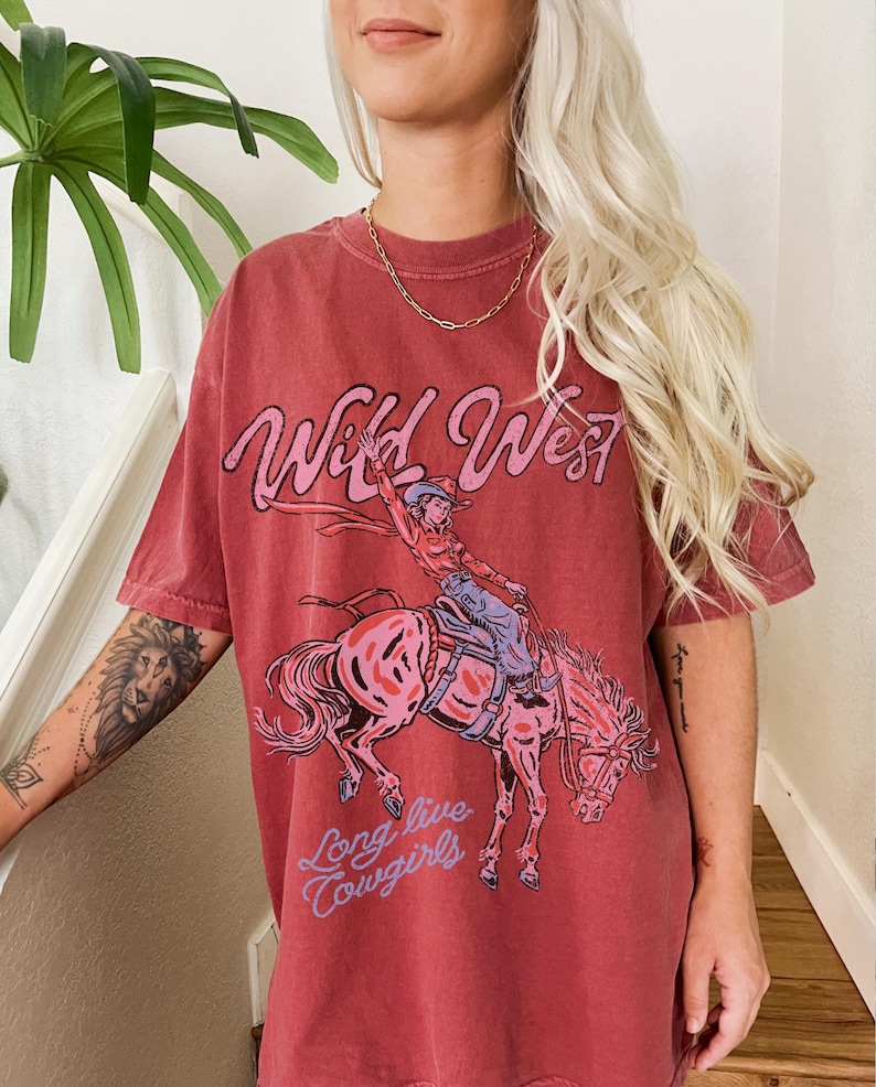 Camiseta retro del Viejo Oeste, camiseta gráfica del Oeste, camiseta de concierto country extragrande, colores cómodos, ropa del Oeste, camiseta de vaquera de moda, estética Crimson