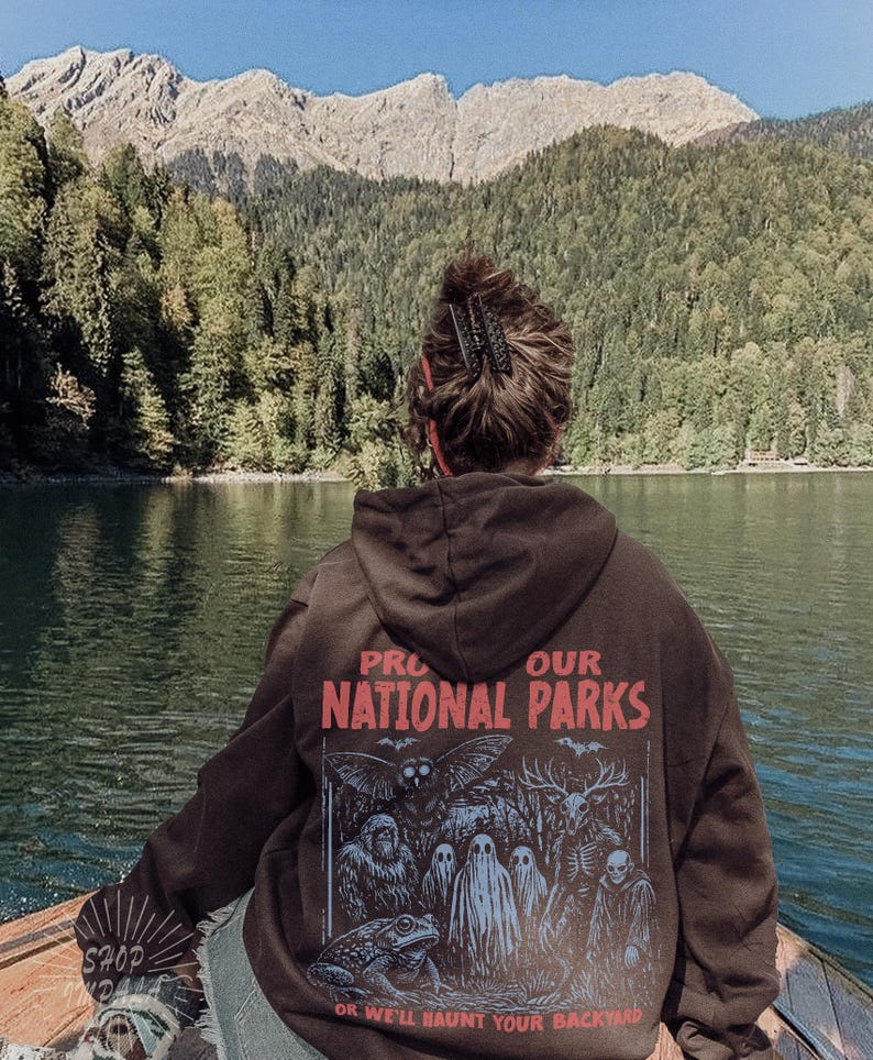 Sudadera con capucha vintage de parques nacionales de críptidos UNSX de los 90, sudadera para proteger nuestros parques, camping y senderismo, camiseta retro Wanderlust, sudadera con capucha de criaturas fantásticas Dark Chocolate