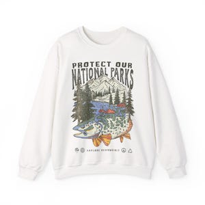 Sudadera unisex de los Parques Nacionales de los 90, camiseta de chica granola, jersey con el lema "Respeta la fauna local", ropa de senderismo y acampada, camiseta Wanderlust imagen 6