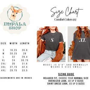 Pode incluir: Uma tabela de tamanhos para camisetas Comfort Colors 1717 da Impala Shop. A tabela lista os tamanhos de S a 4XL com medidas de largura e comprimento em polegadas. Inclui duas fotos mostrando uma camiseta no tamanho S e XL, e um guia de tamanhos.