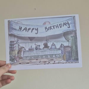 Tarjeta de celebración infantil en blanco para el cumpleaños del oso de peluche del erizo.