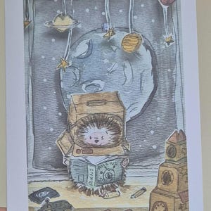 Tarjeta de celebración infantil en blanco con temática espacial de erizo astronauta