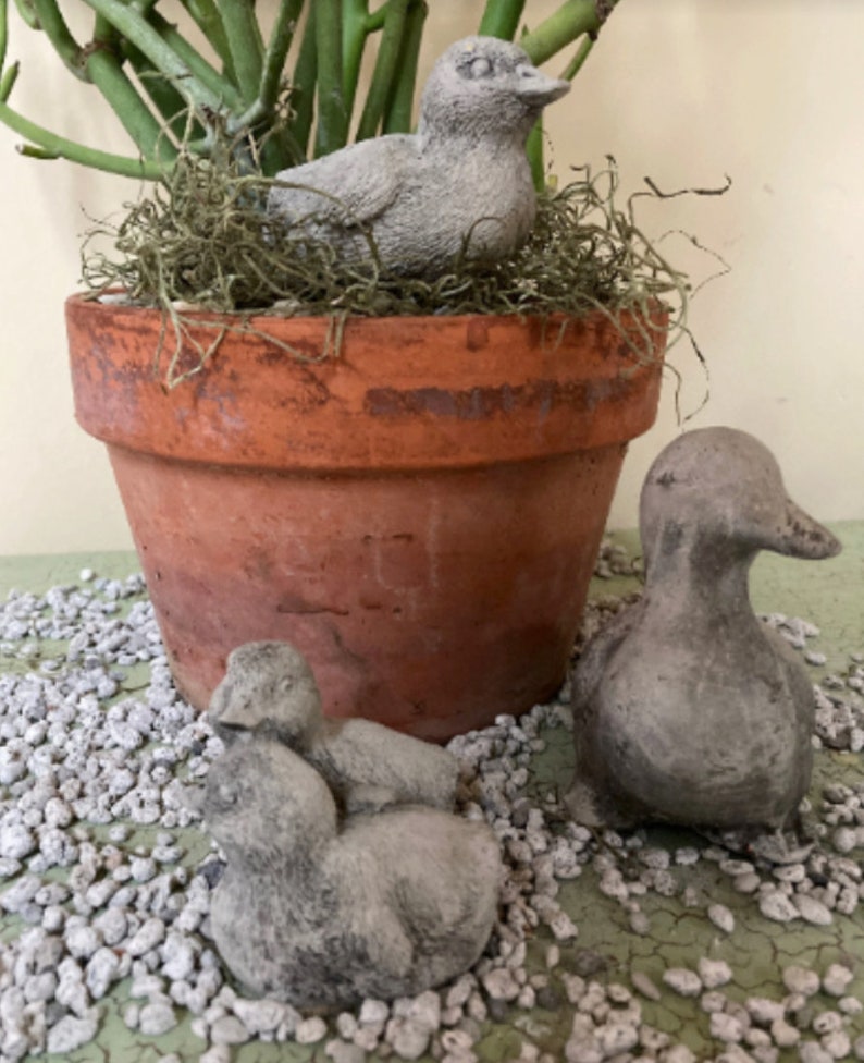 Mother Duck and Ducklings Resin Statue for Patio Yard