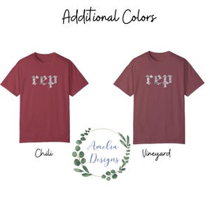 以下が含まれることがあります： 「rep」とプリントされたTシャツが2枚。Tシャツの色はチリとブドウ園です。