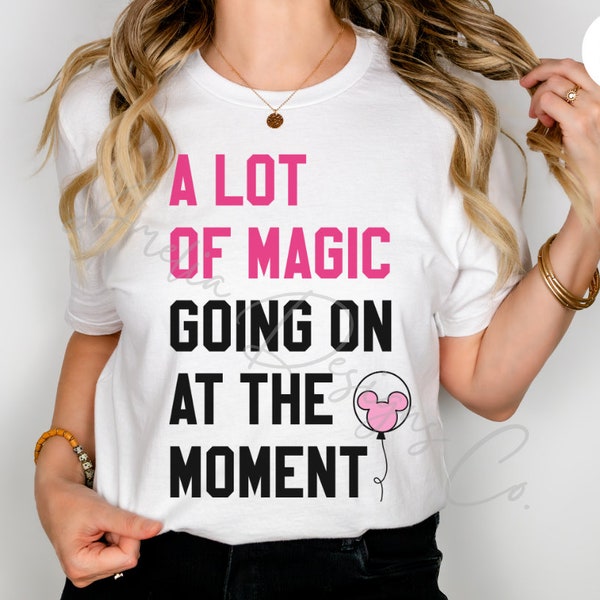 Swiftie-shirt | Er is op dit moment veel magie aan de gang T-shirt | Taylor 22-shirt | Prinsessenshirt voor magische vakantie | Cadeau voor mama