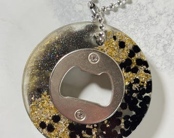 Portachiavi apribottiglie in resina con glitter oro e nero – Accessorio da bar fatto a mano