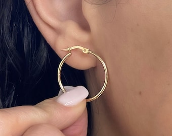 Pendientes de aro de oro amarillo de 14k - Pendientes artesanales italianos de oro - Aros redondos - Aros finos, huecos y ligeros - Aros brillantes - Aros medianos