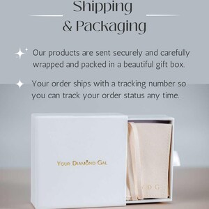 Puede incluir: Una caja de regalo blanca con la inscripci&oacute;n dorada "Your Diamond Gal". La caja est&aacute; parcialmente abierta, revelando una bolsa beige en su interior. El texto "Shipping & Packaging" es visible en la parte superior.