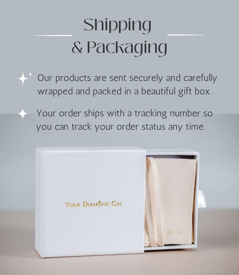 Puede incluir: Una caja de regalo blanca con la inscripci&oacute;n dorada "Your Diamond Gal". La caja est&aacute; parcialmente abierta, revelando una bolsa beige en su interior. El texto "Shipping & Packaging" es visible en la parte superior.