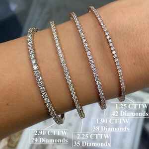Puede incluir: Cuatro pulseras de tenis de diamantes en plata, oro y oro rosa. Cada pulsera presenta una fila de diamantes brillantes. Las pulseras est&aacute;n etiquetadas con el peso total en quilates y el n&uacute;mero de diamantes.