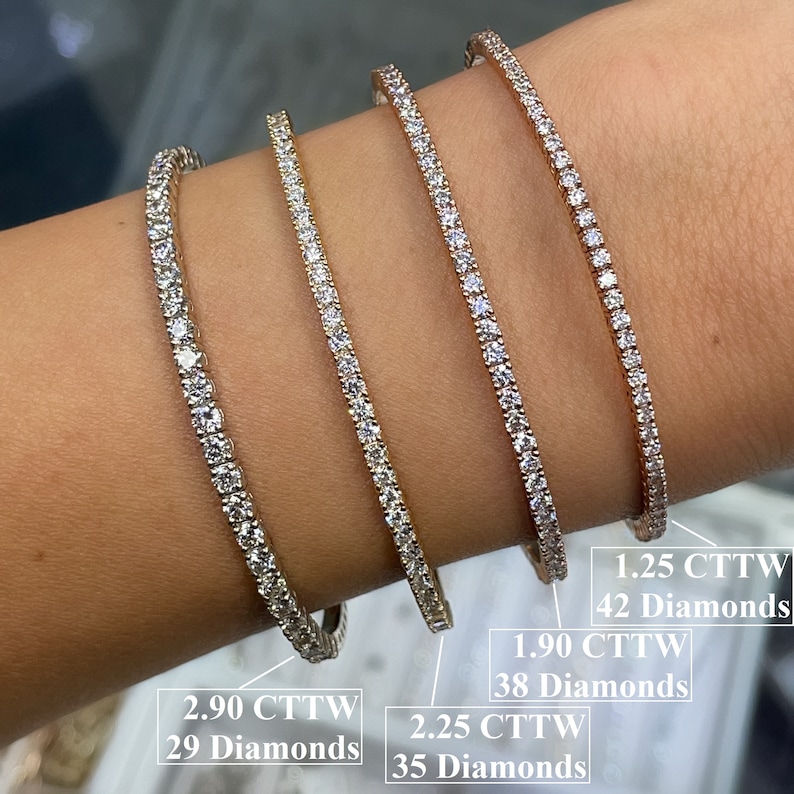 Puede incluir: Cuatro pulseras de tenis de diamantes en plata, oro y oro rosa. Cada pulsera presenta una fila de diamantes brillantes. Las pulseras est&aacute;n etiquetadas con el peso total en quilates y el n&uacute;mero de diamantes.