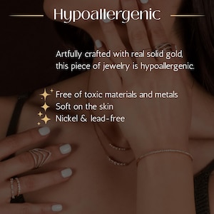 Pode incluir: Conjunto de joias em ouro com v&aacute;rios an&eacute;is de bandas finas, uma pulseira delicada e colares em camadas. O texto diz: Hypoallergenic, Artfully crafted with real solid gold, this piece of jewelry is hypoallergenic, Free of toxic materials and metals, Soft on the skin, Nickel & lead-free.