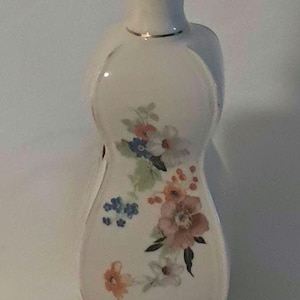 VTG White Lamp with a Simple Floral Design Flowered Lamp