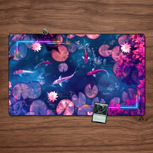 Tapete Mágico - Kamigawa 23,6" Acessório de Mesa de Alta Qualidade para MTG e outros TCGs Vaporwave Glitch Lago de Carpas