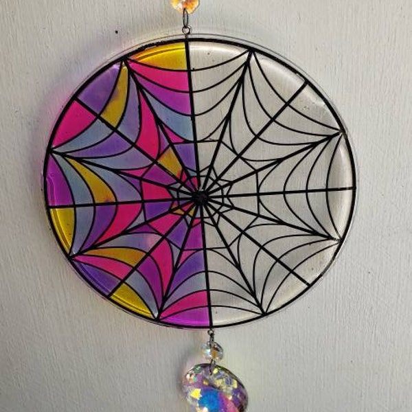 Faux vitrail Mercredi/Enid toile d’araignée fenêtre suncatcher. La fenêtre mesure 8 po seule, 24+" avec chaîne et cristaux. Peut ajuster la taille nécessaire