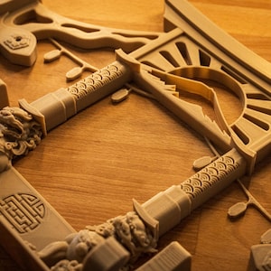 Puede incluir: Un modelo de puerta de templo japonés impreso en 3D de color beige con detalles intrincados. La puerta está hecha de dos pilares con tallas decorativas y un techo curvo con un diseño de sol.