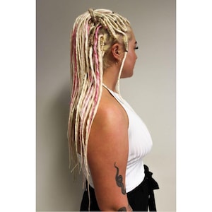 Full set of 40 twisted warm blond dreads with baby pink accent dreads, 40cm (16 in), handmade for a full natural look, summer, festival.