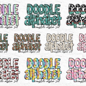 Pu&ograve; includere: Un set di nove disegni di alfabeto doodle colorati. Ogni lettera &egrave; riempita con un motivo diverso, tra cui strisce di zebra, motivi floreali e stampa di mucca. Il testo "DOODLE alphabet complete alpha set" &egrave; incluso in ogni design.