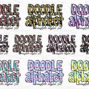 Pu&ograve; includere: Un set di 9 immagini clipart digitali che presentano le parole "Doodle Alphabet" in vari motivi colorati. Ogni immagine include un set completo di alfabeto.