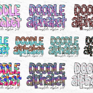 Pu&ograve; includere: Nove illustrazioni digitali colorate della frase "Doodle Alphabet" con una variet&agrave; di motivi e trame. Ogni illustrazione include il testo "complete alpha set".