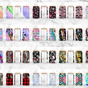 Puede incluir: Un conjunto de 40 dise&ntilde;os de vasos con varios patrones y colores. Los vasos son transparentes con una pajita y una tapa de madera. Los dise&ntilde;os incluyen rayas, corazones, calaveras y m&aacute;s.