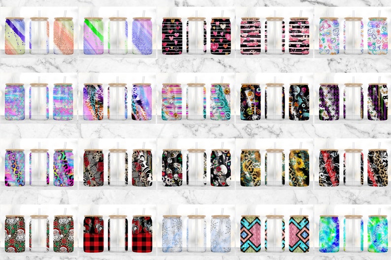 Puede incluir: Un conjunto de 40 dise&ntilde;os de vasos con varios patrones y colores. Los vasos son transparentes con una pajita y una tapa de madera. Los dise&ntilde;os incluyen rayas, corazones, calaveras y m&aacute;s.
