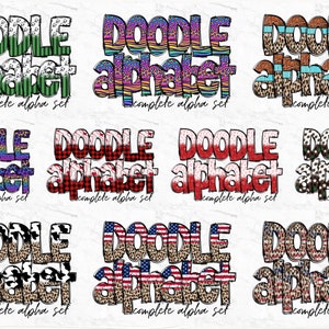 Pu&ograve; includere: Nove diversi design della frase "Doodle Alphabet" in vari motivi colorati, tra cui stampa leopardata, scozzese e strisce. Ogni design include il testo "complete alpha set".