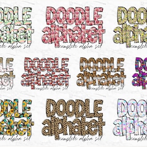 Pu&ograve; includere: Un set di nove immagini clipart digitali che presentano le parole "DOODLE ALPHABET" in vari disegni di motivi colorati. Ogni immagine include il testo "complete alpha set".