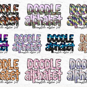 Pu&ograve; includere: Un set di nove disegni di alfabeto doodle colorati. Ogni disegno presenta un motivo e uno schema di colori diverso. Il testo "DOODLE alphabet complete alpha set" &egrave; incluso in ogni disegno.