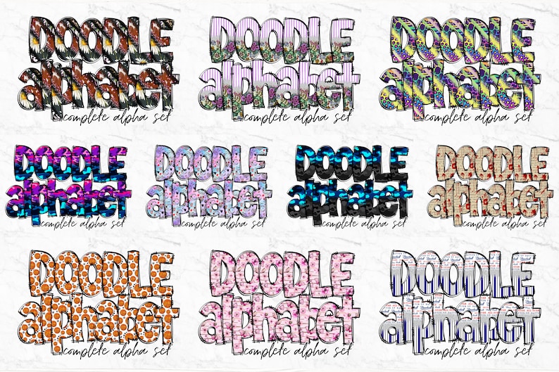 Pu&ograve; includere: Un set di nove disegni di alfabeto doodle colorati. Ogni disegno presenta un motivo e uno schema di colori diverso. Il testo "DOODLE alphabet complete alpha set" &egrave; incluso in ogni disegno.