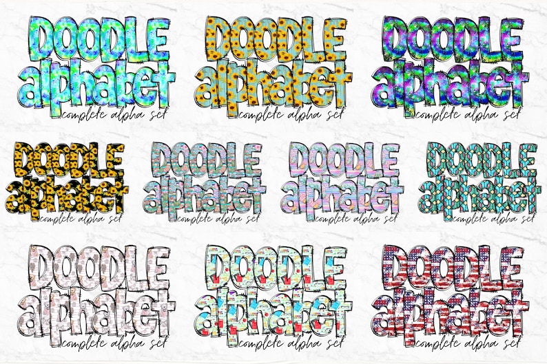 Pu&ograve; includere: Un set di nove immagini clipart digitali che mostrano le parole "Doodle Alphabet" in vari motivi colorati. Ogni immagine include un motivo diverso, come girasoli, tie-dye e la bandiera americana.