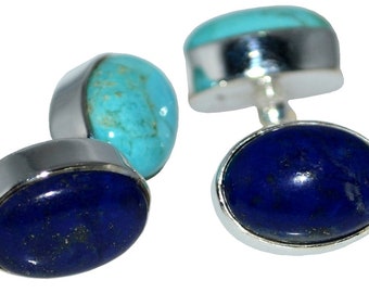 Peut inclure: Une paire de boutons de manchette avec un sertissage argenté. L'un des boutons de manchette présente une pierre turquoise, tandis que l'autre a une pierre bleu foncé. Les pierres sont de forme ovale et serties dans un cadre argenté poli.