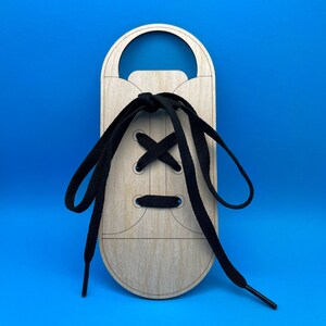 Teaching aid to learn to tie shoes