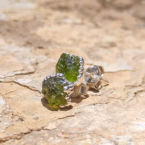 Örhängen med rå peridotkoppar, elektroformade gröna ädelstenssmycken, oslipade peridot boho örhängen, örhängen med Augusti-födelsesten för kvinnor
