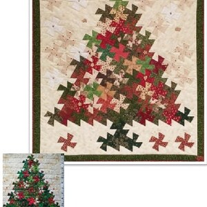 K&ouml;nnte beinhalten: Eine Patchwork-Decke mit einem Weihnachtsbaum-Motiv. Der Baum besteht aus roten, gr&uuml;nen und braunen Stoffquadraten. Der Hintergrund ist cremefarben.