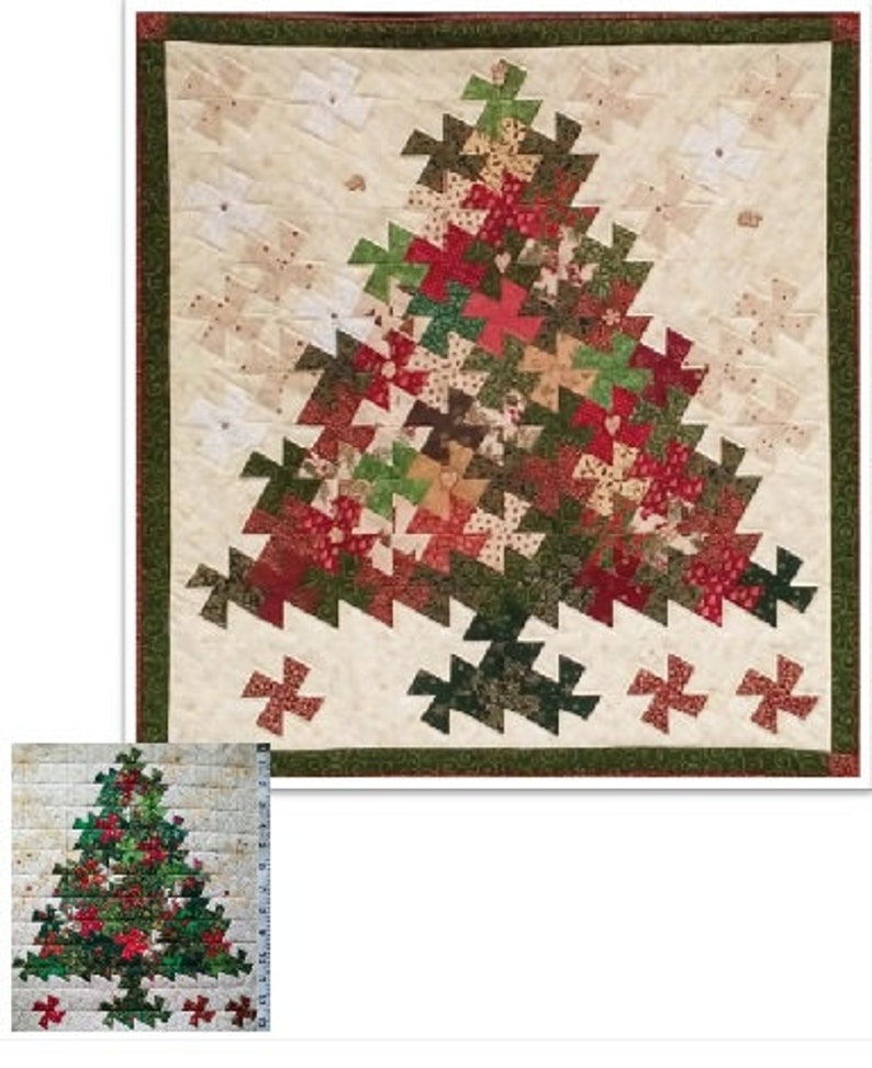 K&ouml;nnte beinhalten: Eine Patchwork-Decke mit einem Weihnachtsbaum-Motiv. Der Baum besteht aus roten, gr&uuml;nen und braunen Stoffquadraten. Der Hintergrund ist cremefarben.