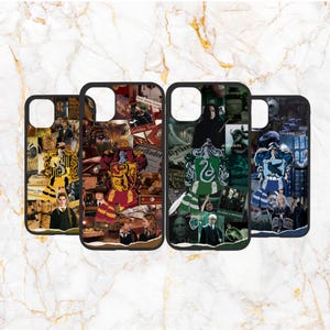 Puede incluir: Cuatro fundas de teléfono diferentes con escudos e imágenes de las casas de Hogwarts. Las fundas son negras con un collage de imágenes que incluyen el escudo de Hogwarts, el trío de oro y los lemas de las casas: "valentía", "ambición", "sabiduría" y "slytherin".