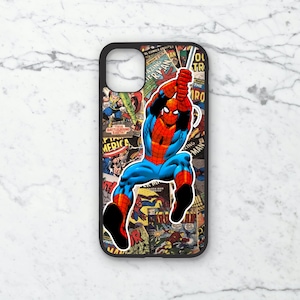 Könnte beinhalten: Eine schwarze Handyhülle mit einer Collage aus Vintage-Comic-Covern, auf denen Spider-Man durch die Luft schwingt. Die Hülle hat einen Ausschnitt für die Kamera des Handys.