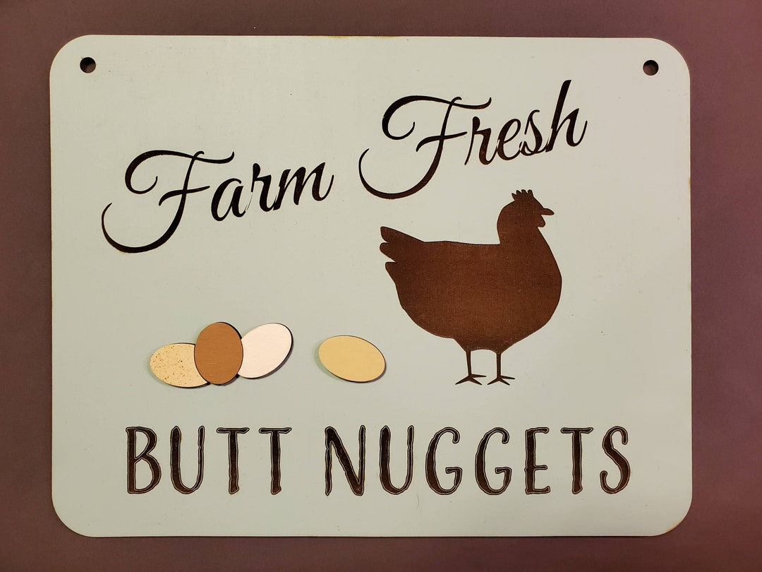 Cartello Metallico The Fluffy Butt Hut Farm Fresh Butt Nuggets – Insegna Divertente Per Pollaio, 40x10 Cm - 3