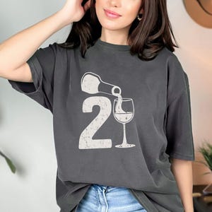 ワイン飲酒がついに合法化、ナッシュビルのパーティークルーが21歳の誕生日に贈るシャツ、親友へのプレゼントアイデア、21歳の子どもの母親、2004年制定のチャプター21
