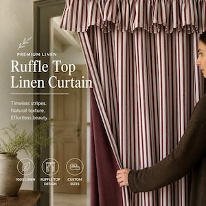 Peut inclure: Un rideau en lin avec un design à volants. Le rideau présente des rayures verticales bordeaux et blanches. Le texte de l'image indique "Premium Linen Ruffle Top Linen Curtain" et "Timeless stripes. Natural texture. Effortless beauty."