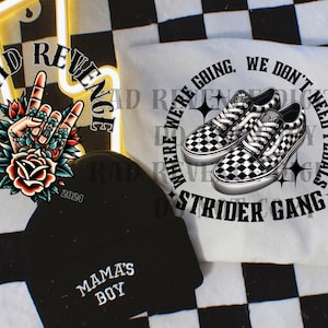 Pode incluir: Sapatos Vans xadrez preto e branco com uma camiseta branca que diz "Where we're going, we don't need pedals. Strider Gang." A camiseta está sobre um fundo xadrez preto e branco.